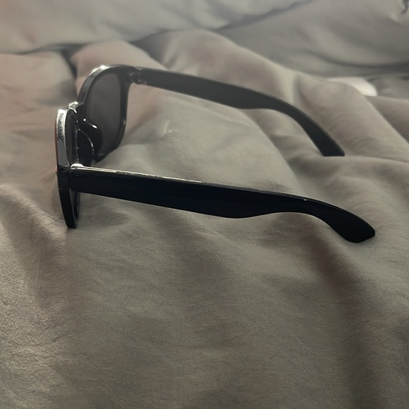 Black sunglasses - Picture 2 of 2